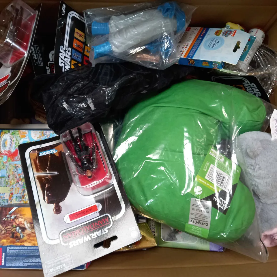 BOX OF APPROX 35 ASSORTED ITEMS TO INCLUDE - STAR WARS MANDALORIAN MOFF GIDEON - TORQUAY HARBOUR JIGSAW PUZZLE - GIBSONS CAMBRIDGE JIGSAW PUZZLE ECT