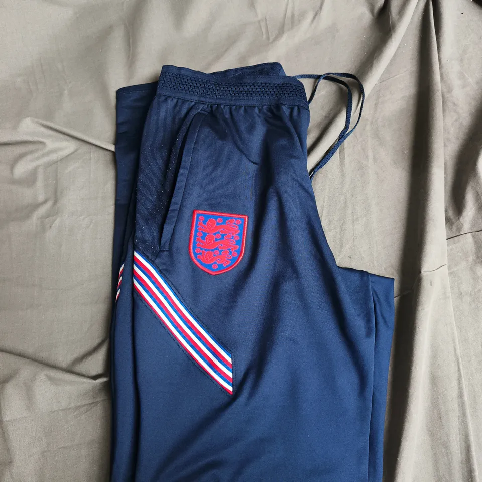 NIKE DRI-FIT MEN'S TRACKPANTS WITH ENGLAND CREST – NAVY SIZE M