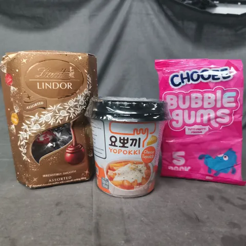APPROXIMATELY 10 ASSORTED FOOD AND DRINK ITEMS TO INCLUDE LINDT LINDOR, BUBBLE GUMS, ETC