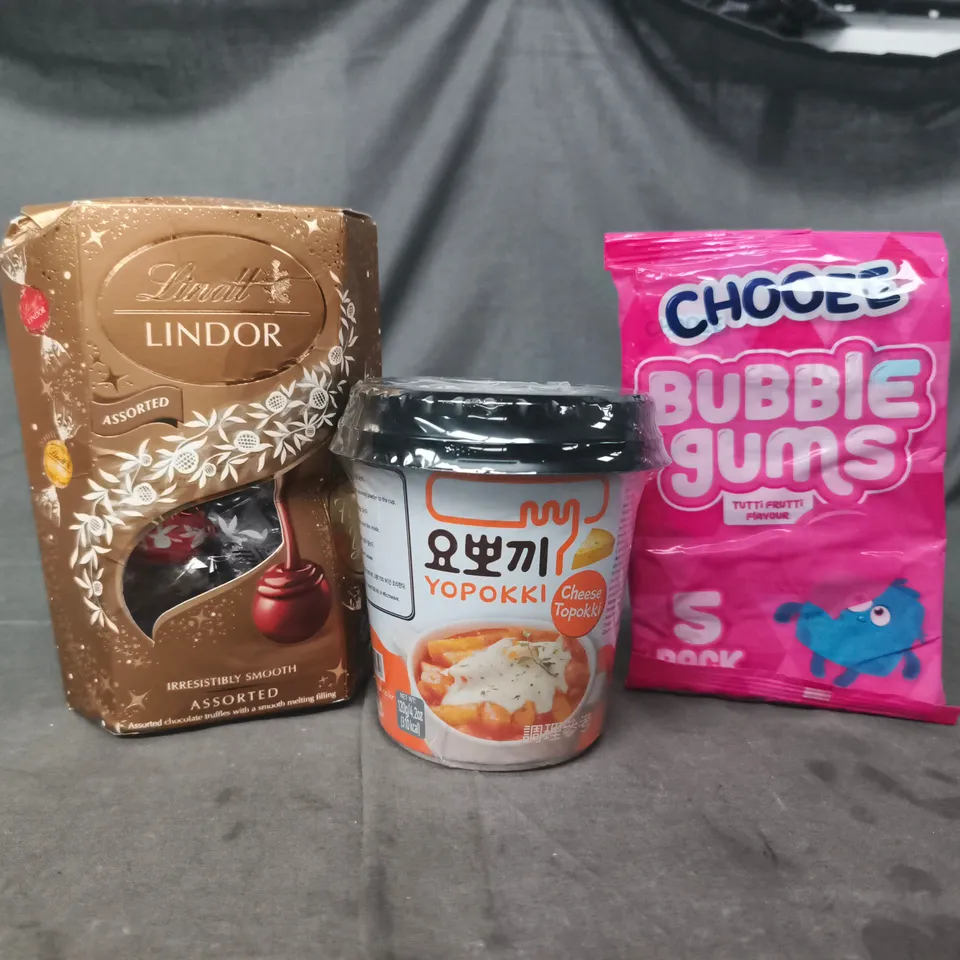 APPROXIMATELY 10 ASSORTED FOOD AND DRINK ITEMS TO INCLUDE LINDT LINDOR, BUBBLE GUMS, ETC