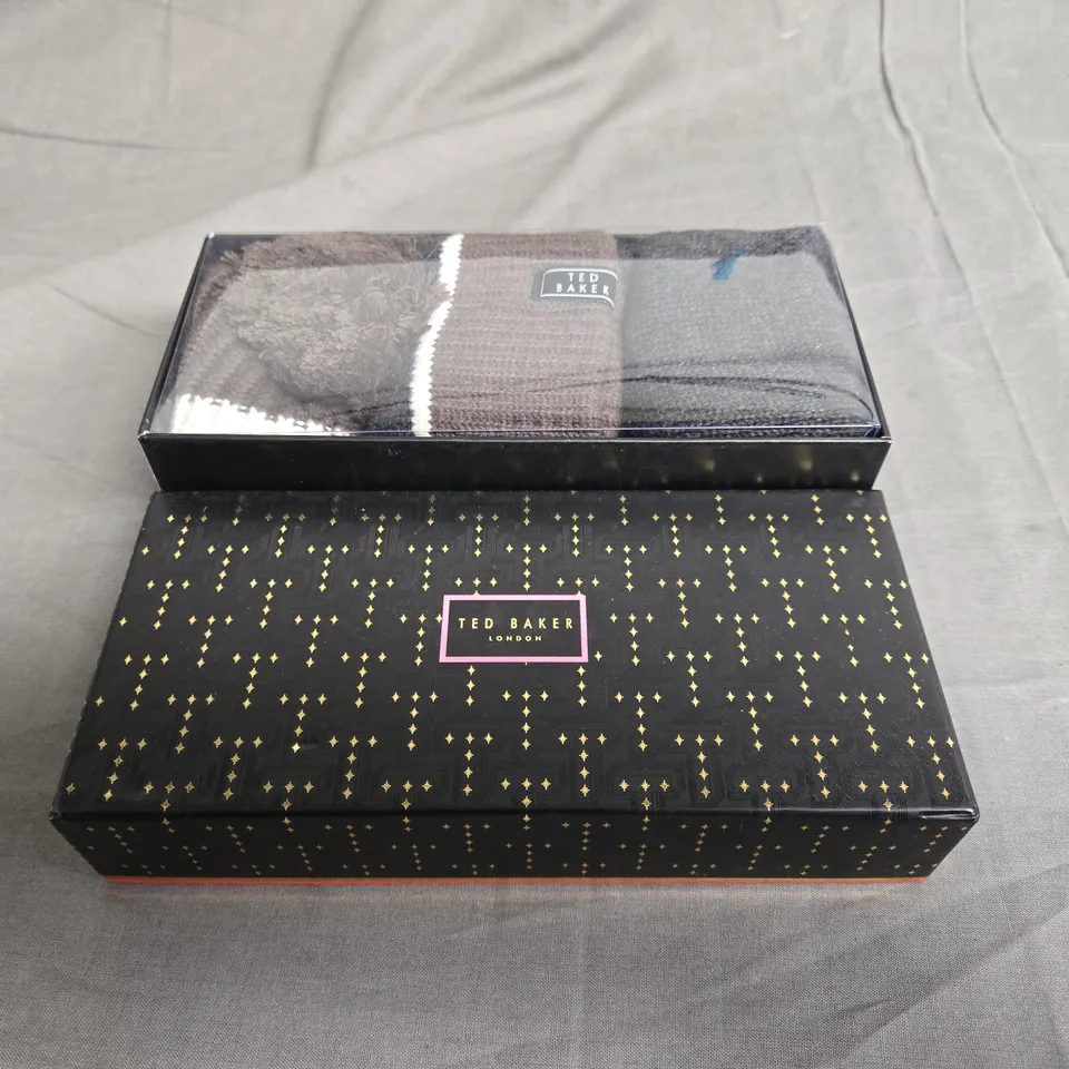 BOXED TED BAKER KNITTED HAT AND GLOVE GIFT SET