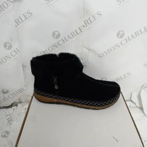 BOXED PAIR OF EARTH ORIGINS EMMALYN BLACK BOOTIES - SIZE 7