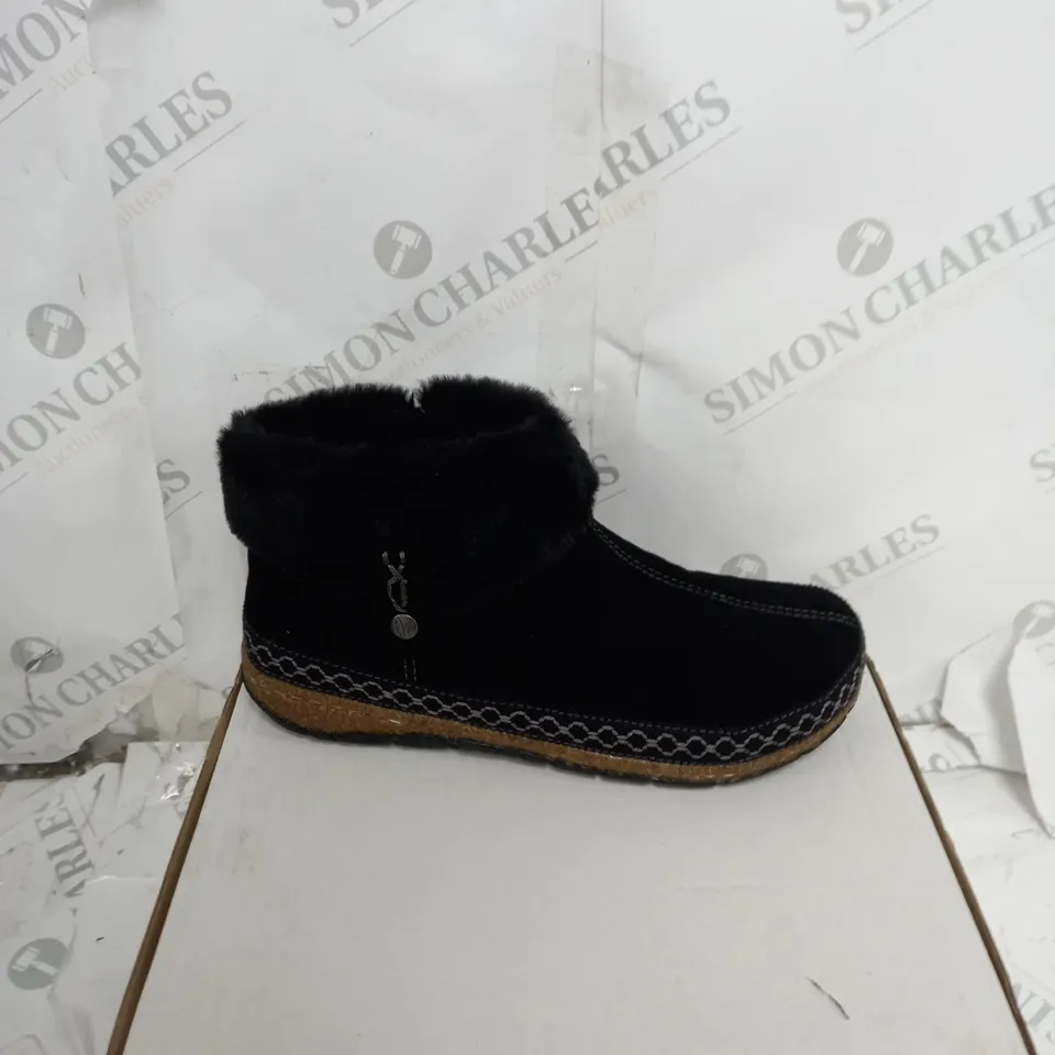 BOXED PAIR OF EARTH ORIGINS EMMALYN BLACK BOOTIES - SIZE 7