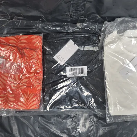 BOX OF APPROXIMATELY 10 ASSORTED CLOTHING AND FASHION ITEMS IN VARIOUS COLOURS, STYLES, AND SIZES, ETC