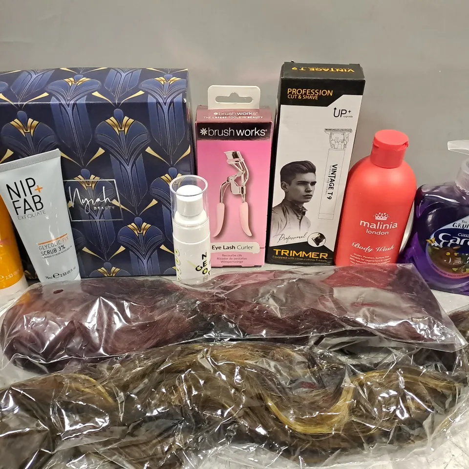 APPROX 10 ASSORTED BEAUTY PRODUCTS TO INCLUDE BRUSHWORKS EYELASH CURLER, MALINIA BODY WASH, CAREX HAND WASH, ETC