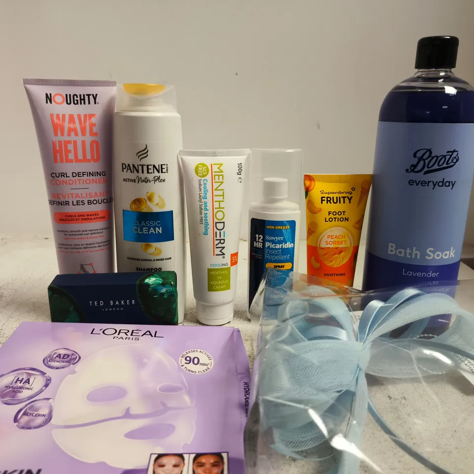APPROX 12 ASSORTED BEAUTY PRODUCTS TO INCLUDE NOUGHTY CONDITIONER, TED BAKER CLEANSING BAR, BOOTS BATH SOAK, ETC