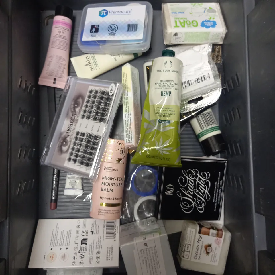 BOX OF APPROXIMATELY 20 COSMETIC ITEMS TO INCLUDE - GILLETTE SKINGUARD SENSITIVE BLADES - GARNIER ULTIMATE BLENDS KIDS SHAMPOO - ETC