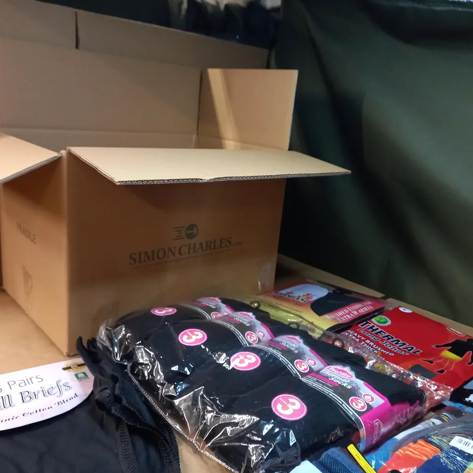LOT OF APPROX. 10 ASSORTED CLOTHING ACCESSORIES  IN VARYING SIZES/COLOURS/STYLES TO INCLUDE: SOCKS, THERMALS