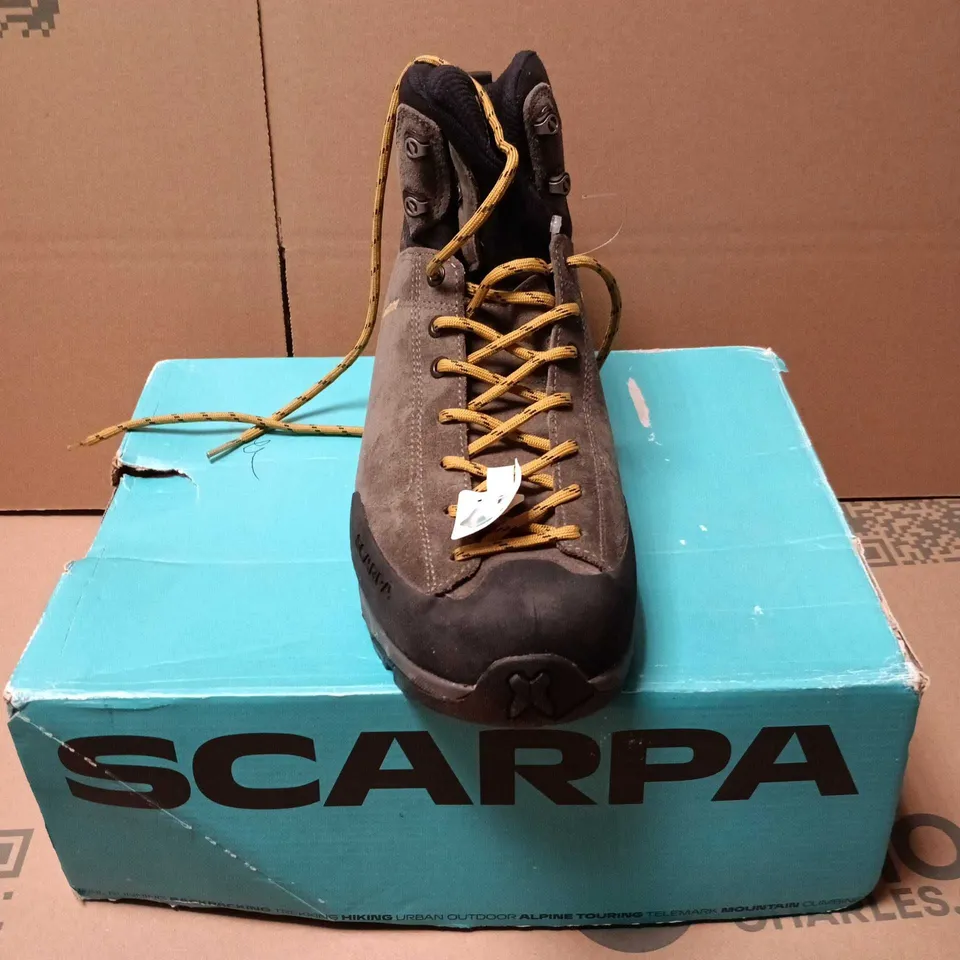 BOXED PAIR OF SCARPA MOJITO HIKE GTX BOOTS - 11