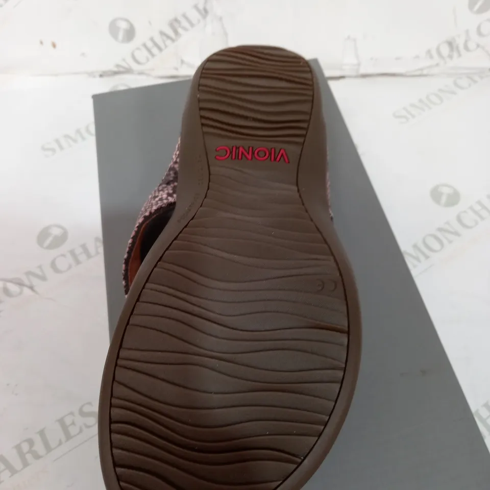 BOXED PAIR OF VIONIC SLIDER SANDALS  SIZE 6