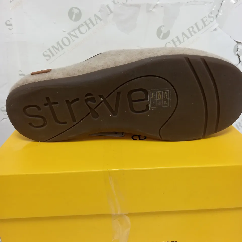 STRIVE SLIPPERS IN OAT - SIZE 8 