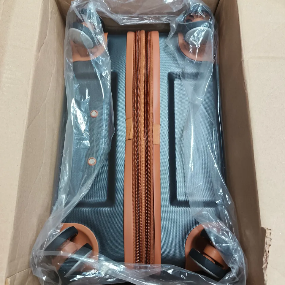 IT LUGGAGE REPLICATING MEDIUM CHARCOAL EXPANDABLE SUITCASE