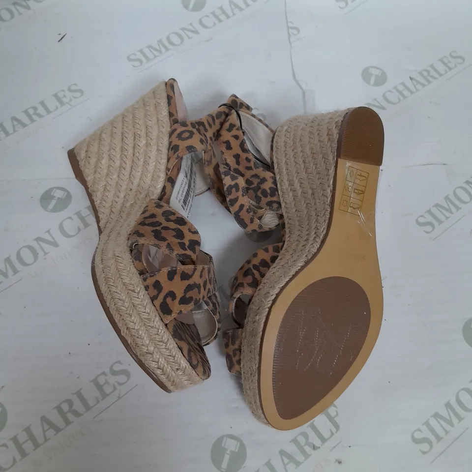 RUTH LANGSFORD LEAPORD PRINT WEDGE SANDAL IN SIZE 5