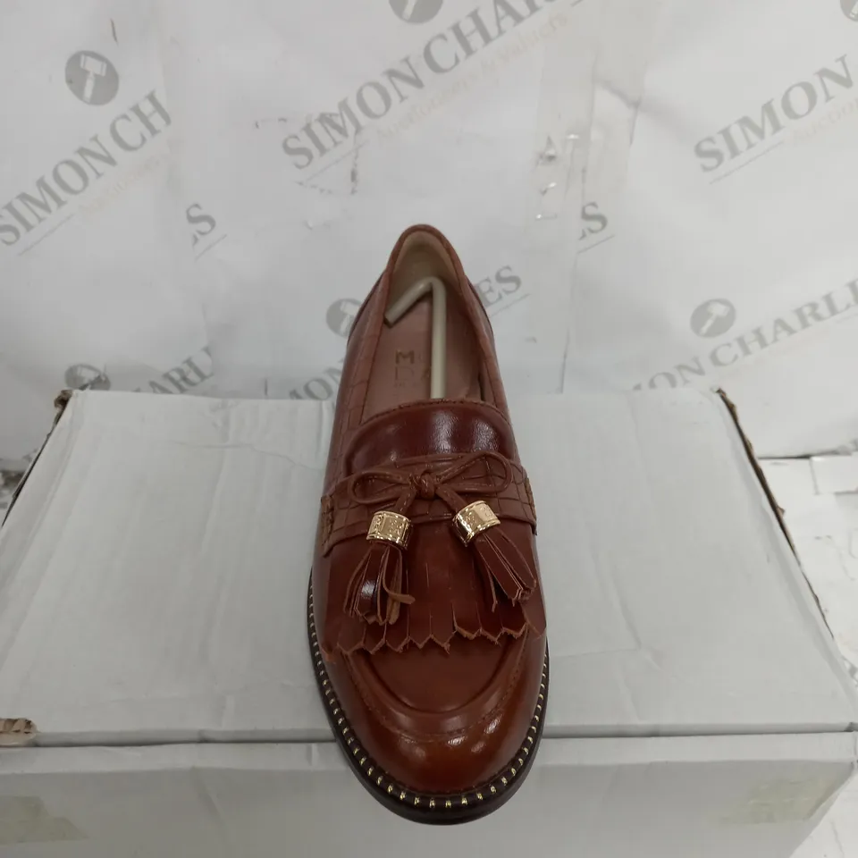 BOXED PAIR OF MODA IN PELLE TASSLED LOAFER SIZE 3 BROWN 