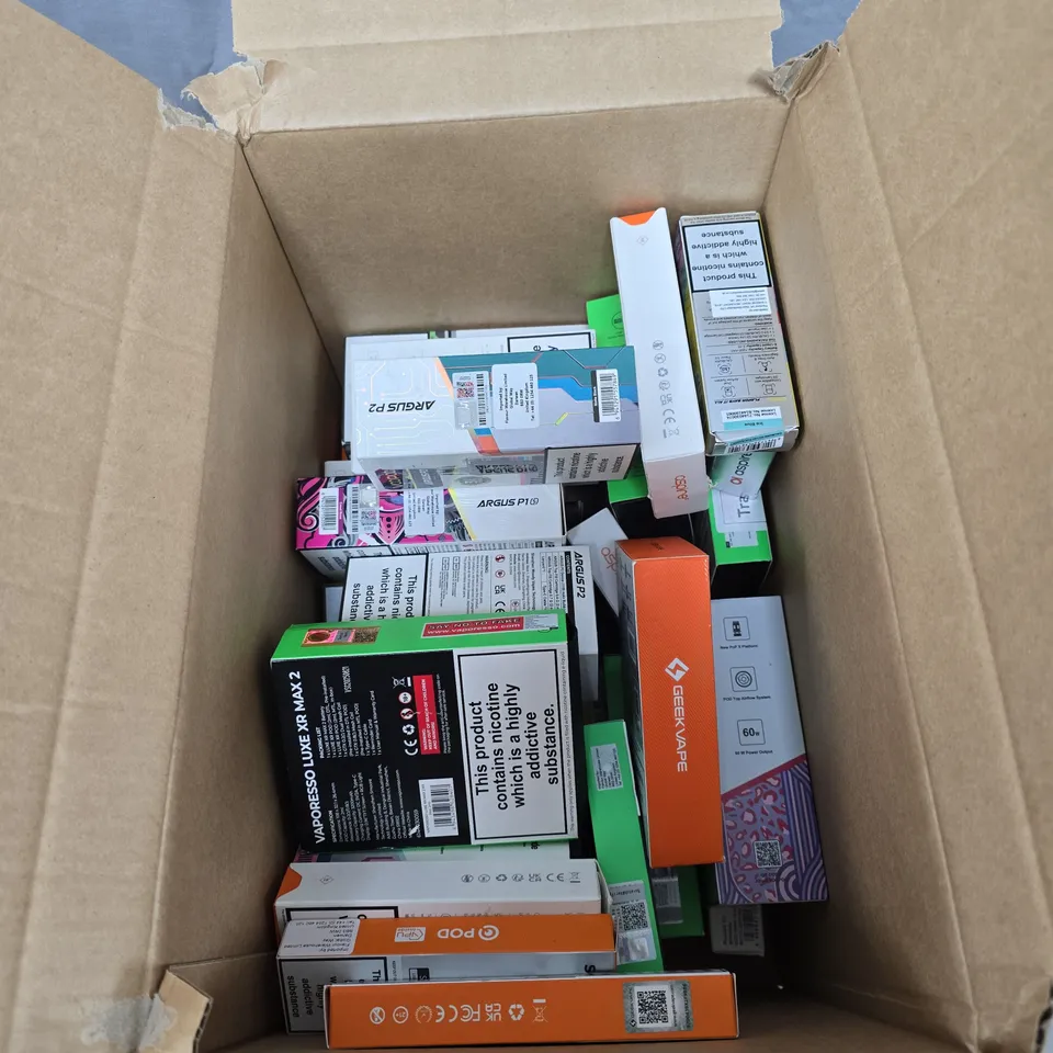 BOX OF APPROXIMATELY 30 ASSORTED E-CIGARETTES AND ACCOMPANIMENTS TO INCLUDE: VARIOUS VOOPOO ITEMS 