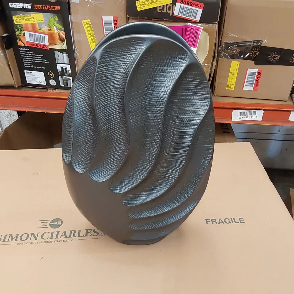 BOXED SAND WAVE DESIGN PORCELAIN VASE (1 BOX)