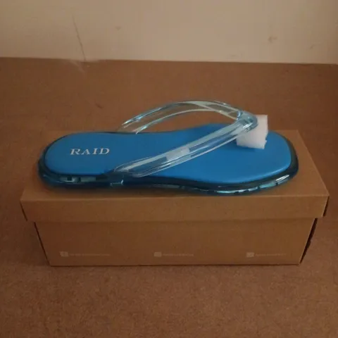 BOXED PAIR OF RAID AZIEL JELLY FLIP FLOPS IN BLUE - UK 6