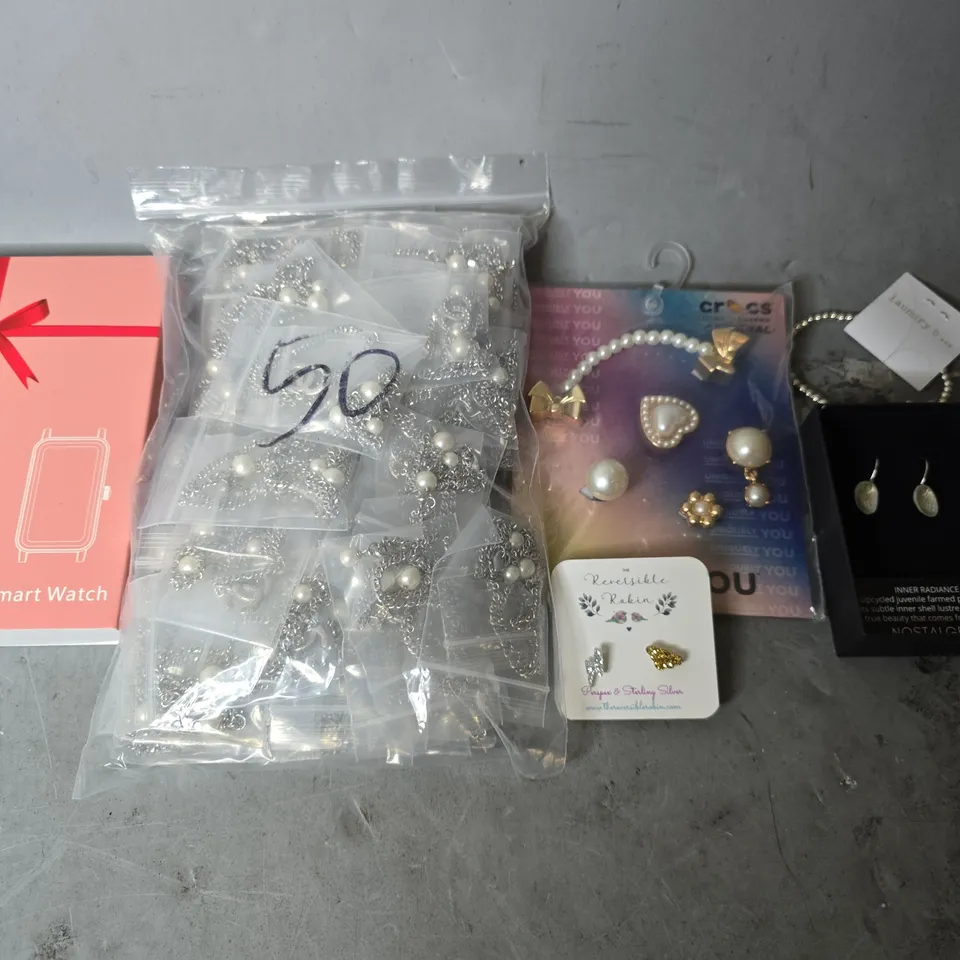 APPROXIMATELY 15 ASSORTED JEWELLERY ITEMS TO INCLUDE - BRACELET , EARRINGS , WATCH ETC
