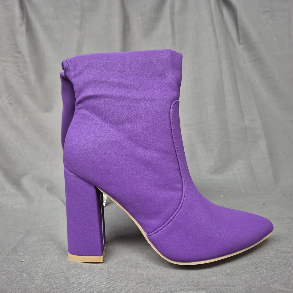 BOXED PAIR OF UNBRANDED POINTED TOE KNEE-HIGH BOOTS IN PURPLE EU SIZE 35