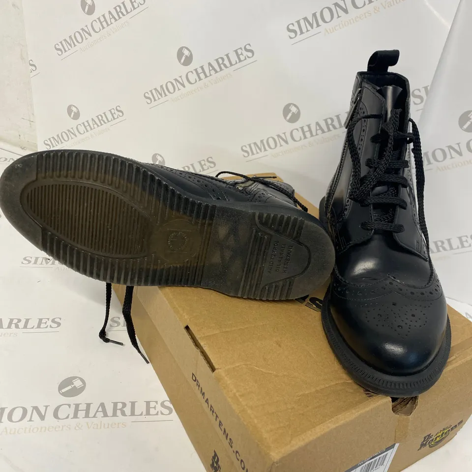 BOXED PAIR OF DR MARTENS BLACK BOOTS SIZE 6