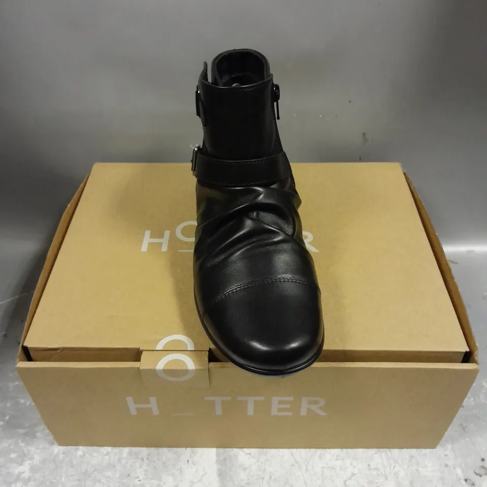 BOXED PAIR OF HOTTER HAMPSTEAD WRINKLE ANKLE BOOT IN BLACK SIZE 6.5