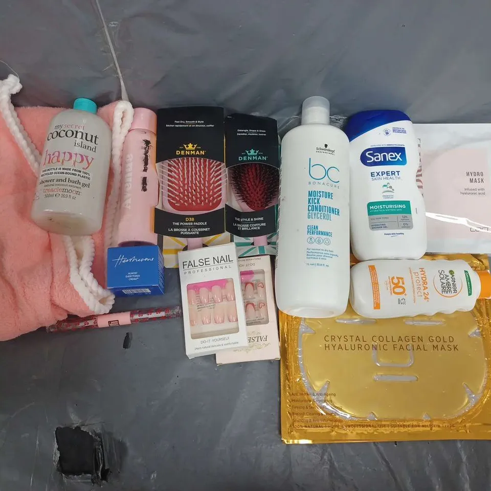 BOX OF APPROXIMATELY 12 ASSORTED COSMETIC ITEMS TO INCLUDE-DENMAN BRUSH- TREACLEMOON SHOWER GEL- GARNIER SPF 50 ETC.