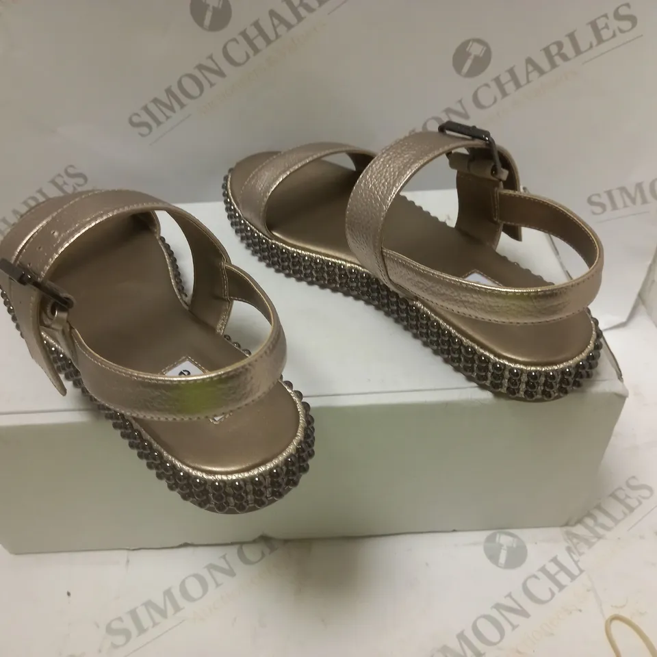 DUNE LYSS SANDELS - SIZE 5