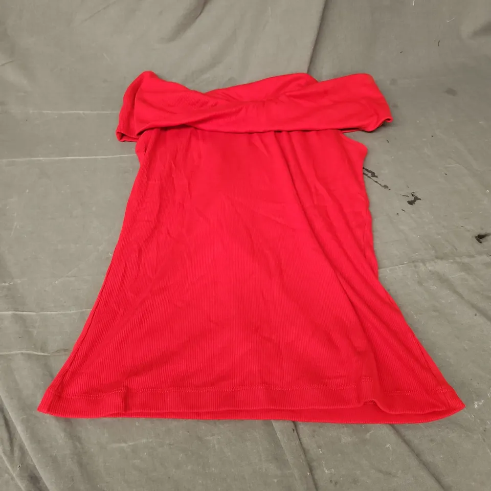 PILCRO OFF SHOULDER TWIST RIBBED TOP IN RED SIZE M