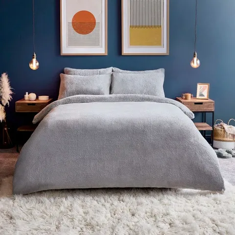 BAGGED SILENTNIGHT COSY TEDDY FLEECE DUVET SET - SILVER // SIZE: DOUBLE 