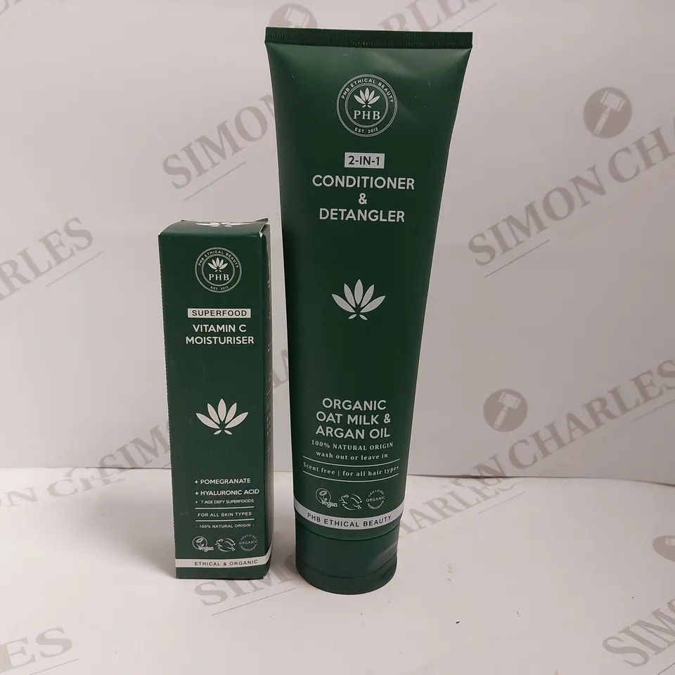 BOX OF 2 PHB ITEMS TO INCLUDE VITAMIN C MOISTURISER AND 2-IN-1 DETANGLER AND CONDITIONER