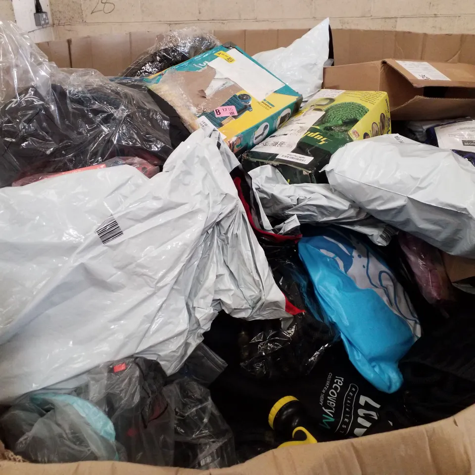 PALLET CONTAINING ASSORTED GARDEN HOSES & INFLATABLES 