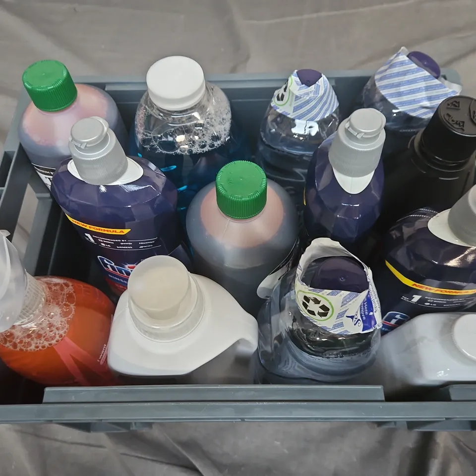 APPROXIMATELY 13 ASSORTED LIQUIDS TO INCLUDE THE STAGE FX FAKE BLOOD, HALO PRO ACTIVE SPORTS WASH, METHOD MULTI-SURFACE CLEANER, ETC - COLLECTION ONLY
