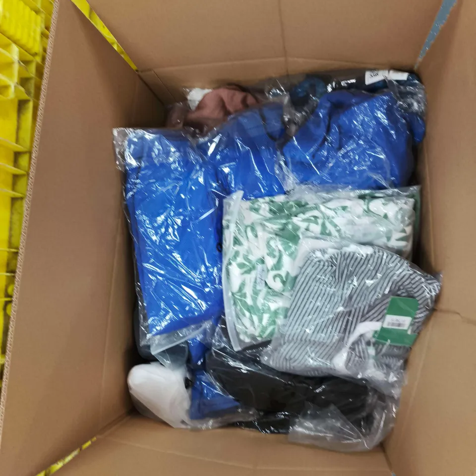 BOX OF APPROXIMATELY 20 ASSORTED ITEMS TO INCLUDE: JO AND JOE SLIPPERS 