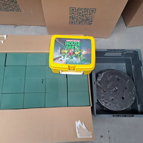 CAGE OF APPROXIMATELY 6 ASSORTED HOUSEHOLD ITEMS TO INCLUDE FLORAL FOAM BLOCKS AND WEIGHTS