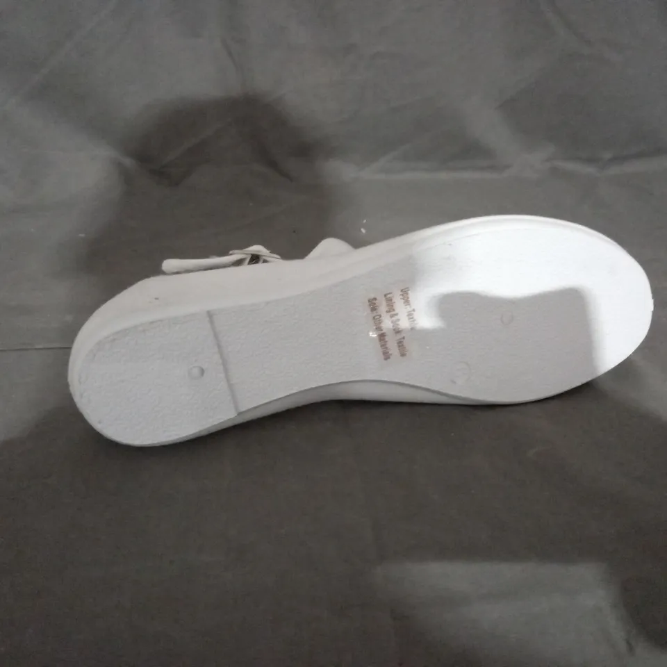 APPROXIMATELY 12 PAIRS OF WHITE CANVAS FLAT SINGLE STRAP SHOES SIZE 6