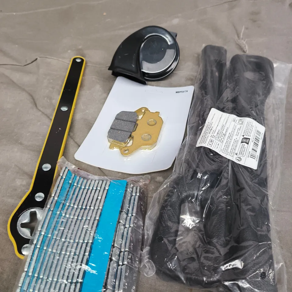 APPROXIMATELY 10 ASSORTED VEHICLE PARTS/ACCESSORIES TO INCLUDE WHEEL BEARING WEIGHTS, BRAKE PAD, HORN ETC 