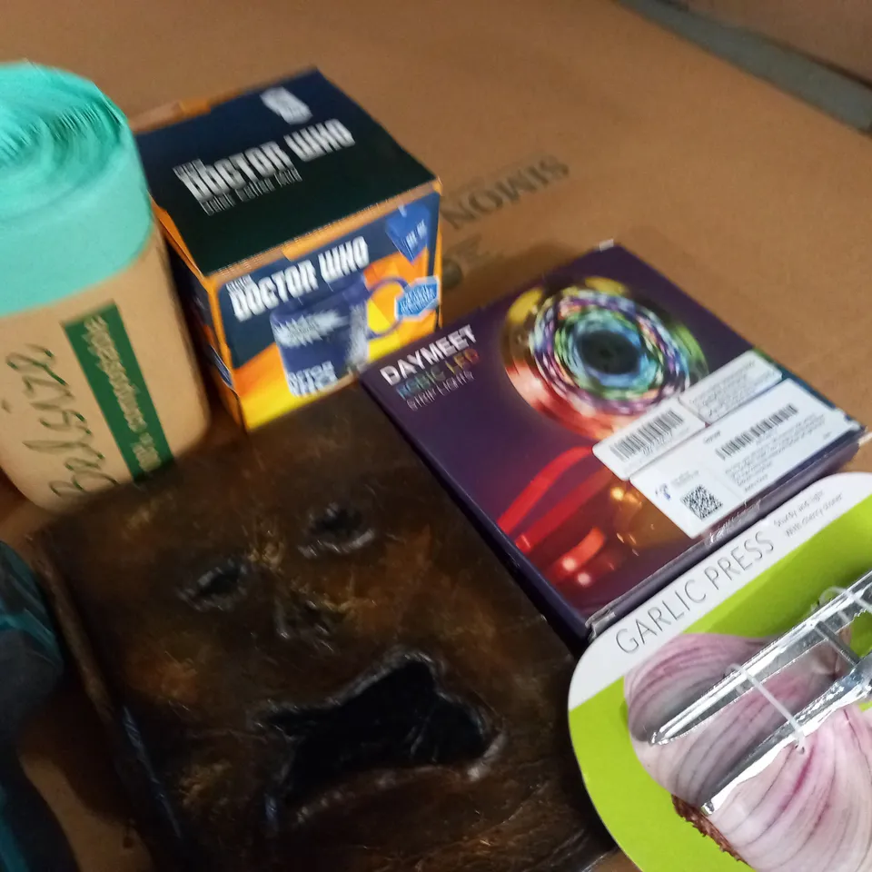 LOT OF 11 ASSORTED HOUSEHOLD ITEMS TO INCLUDE FABRIC PAINTS AND MAKITA DRILL