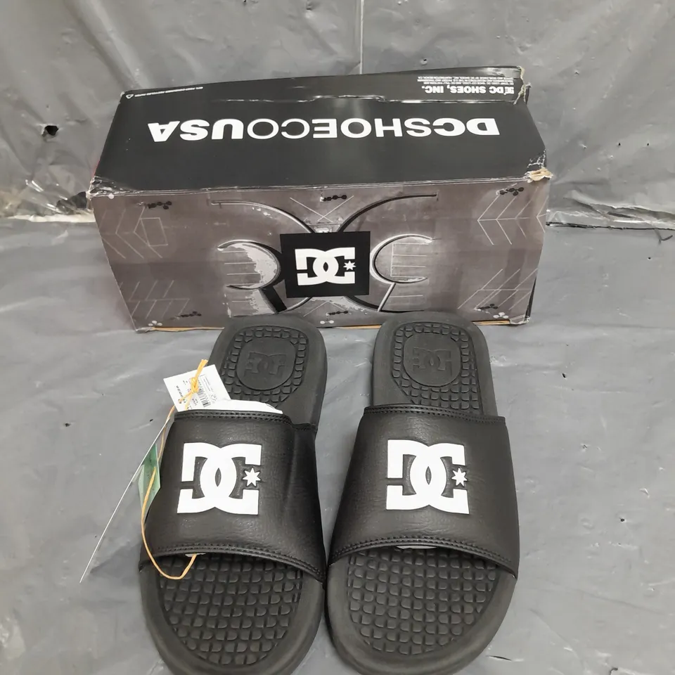 BOXED PAIR OF DC MENS BOLSA SLIDES IN BLACK UK 9 