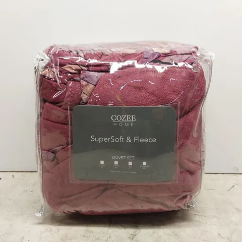 BAGGED COZEE HOME SUPERSOFT & FLEECE 3 PIECE DUVET SET RED KINGSIZE (1 ITEM)