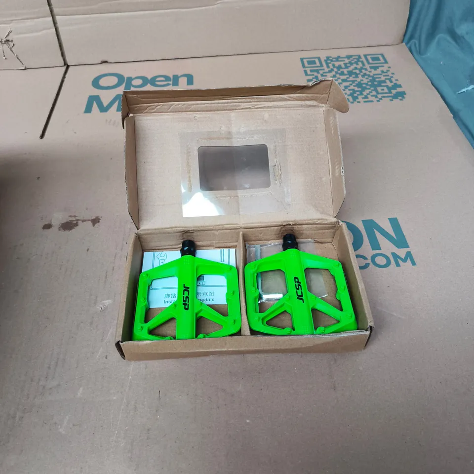 TOTE OF APPROXIMATELY 10 ASSORTED AUTO PARTS TO INCLUDE: GREEN PUSHBIKE PEDALS