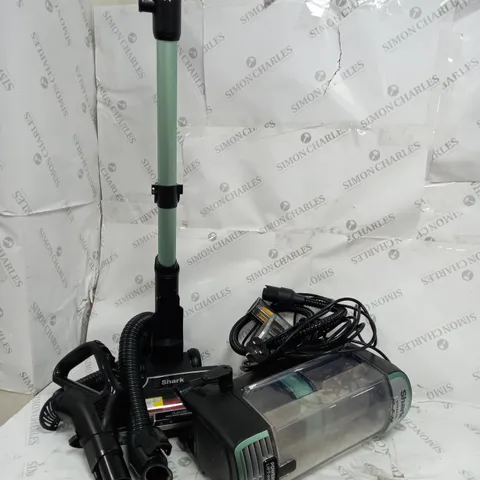 BOXED SHARK STRATOS UPRIGHT VACUUM CLEANER WITH PET-TOOL & CAR KIT NZ860UK