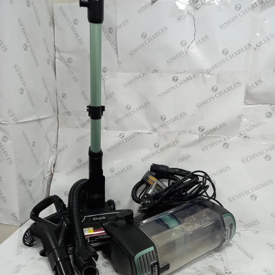 BOXED SHARK STRATOS UPRIGHT VACUUM CLEANER WITH PET-TOOL & CAR KIT NZ860UK