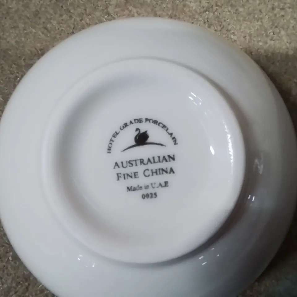 BOX CONTAINING 10 PORCELAIN BOWLS