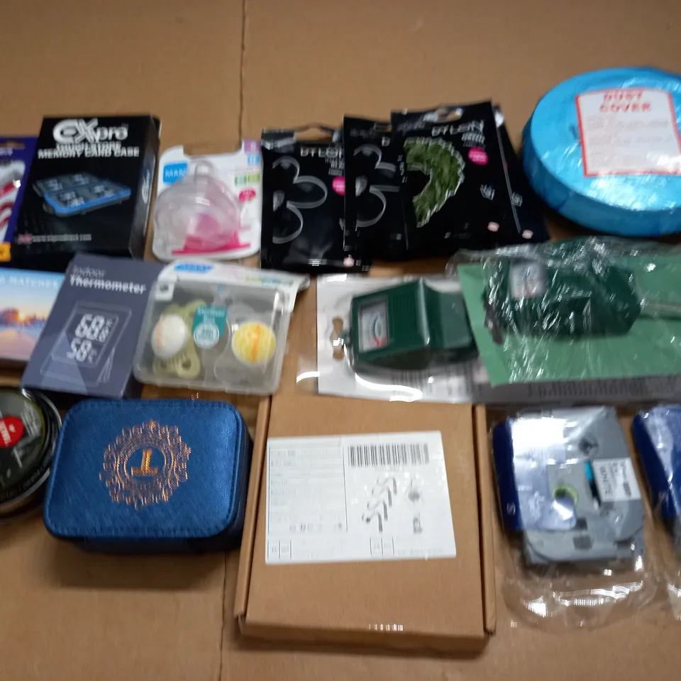 LOT OF ASSORTED HOUSEHOLD ITEMS TO INCLUDE INDOOR THERMOMETER, MEMORY CARD STAORAGE AND LASER POINTER