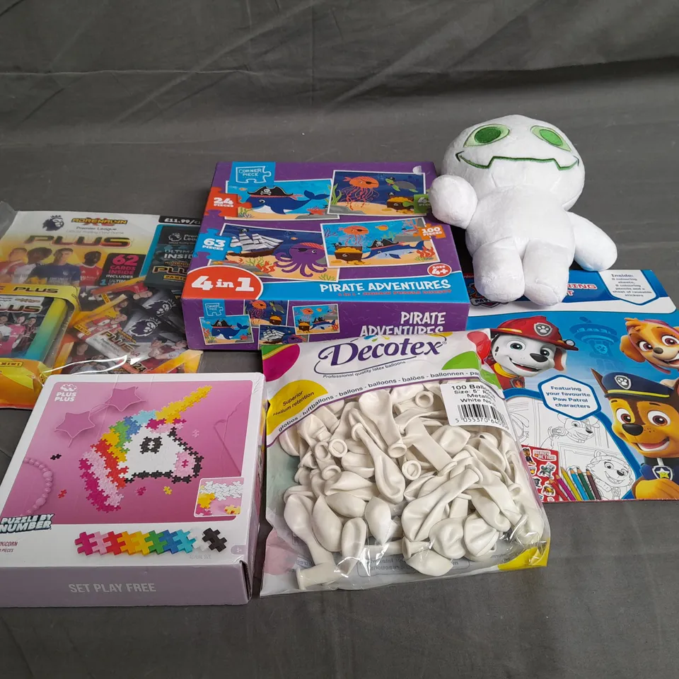 QUANTITY OF ASSORTED TOYS TO INCLUDE TEDDIES, BALLOONS AND JIGSAWS