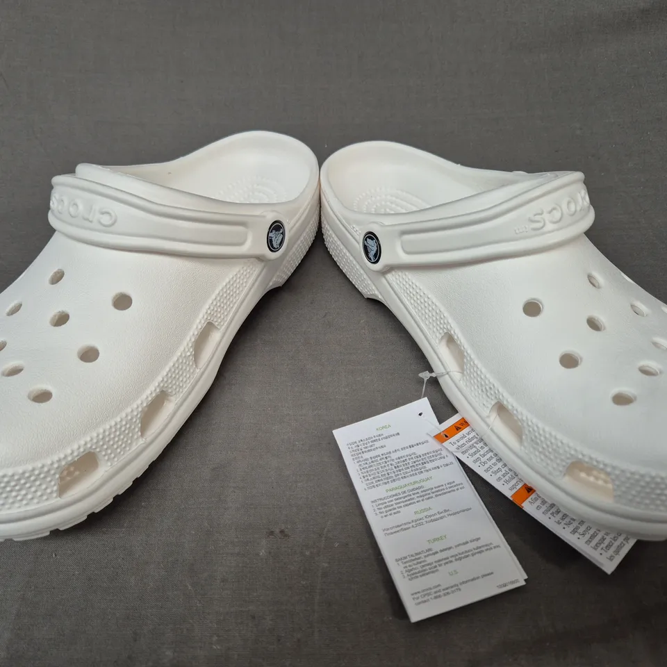 PAIR OF CROCS CLASSIC CLOGS IN WHITE UK SIZE M7/W8