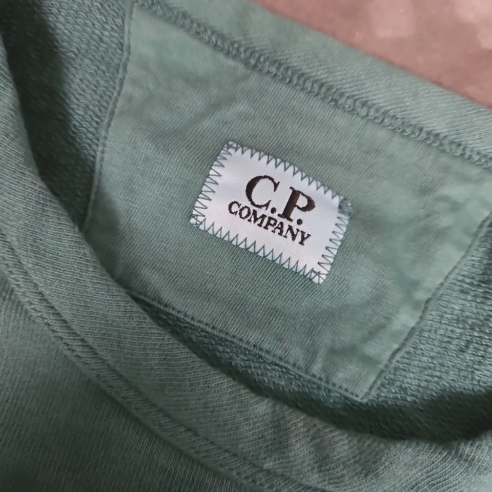 C.P. COMPANY CREW NECK COTTON FLEECE IN GREEN GRADIENT - LARGE