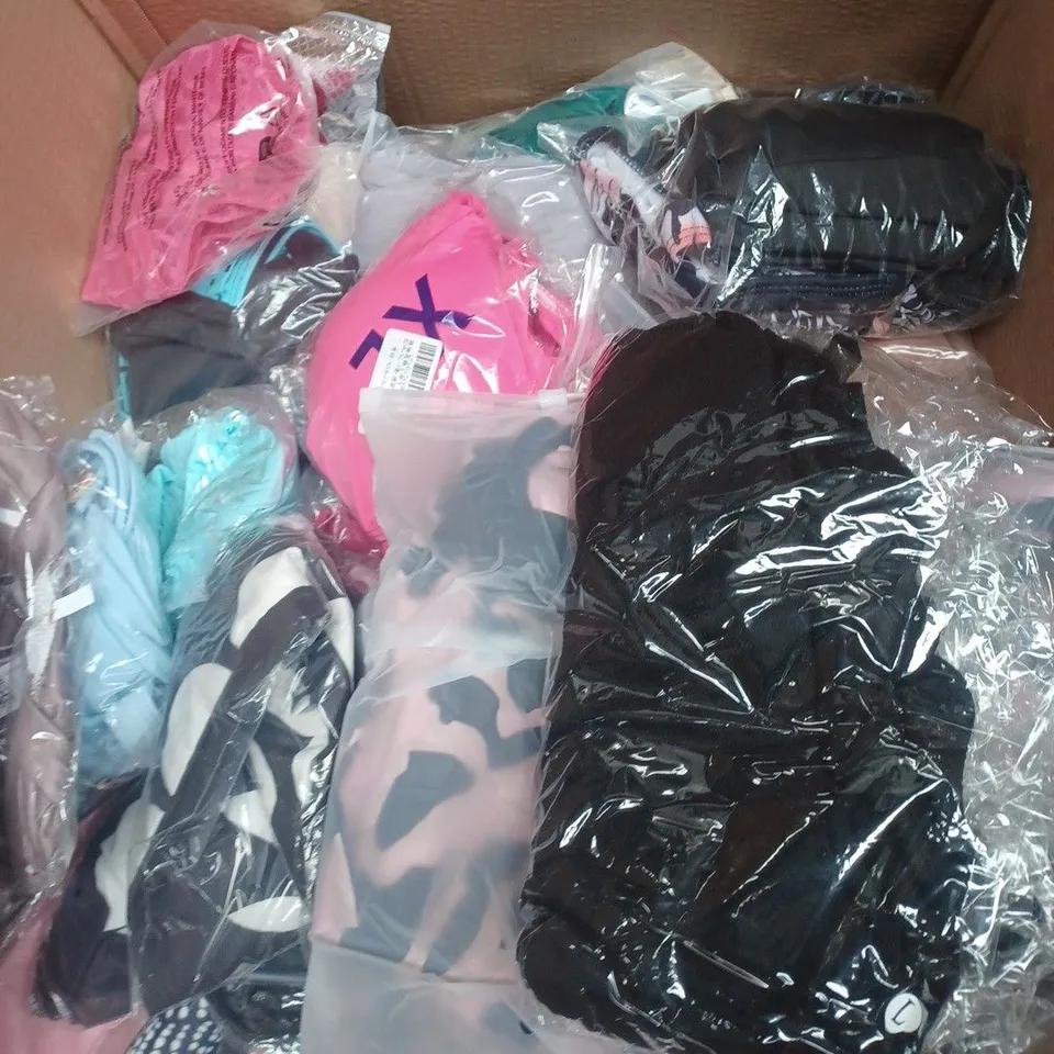 APPROX 20 ASSORTED CLOTHING ITEMS TO INCLUDE T-SHIRTS, DRESSES, SHORTS ETC