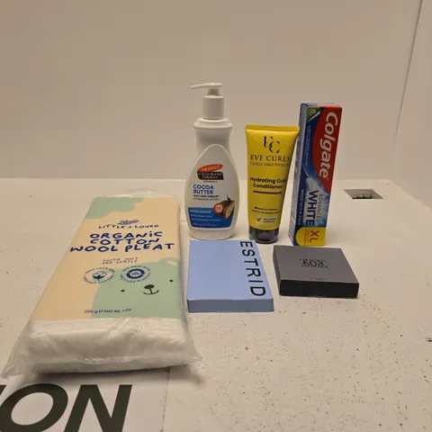 TOTE OF APPROXIMATELY 20 ASSORTED COSMETIC ITEMS TO INCLUDE COLGATE, ESTRID, EVE CURLS CONDITIONER, PALMERS COCOA BUTTER, MENS CHESTNUT BRACELET ETC