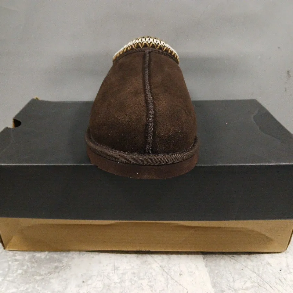 BOXED PAIR OF UGG MEN'S TASMAN SLIPPERS IN DUSTED COCOA SIZE UK 7
